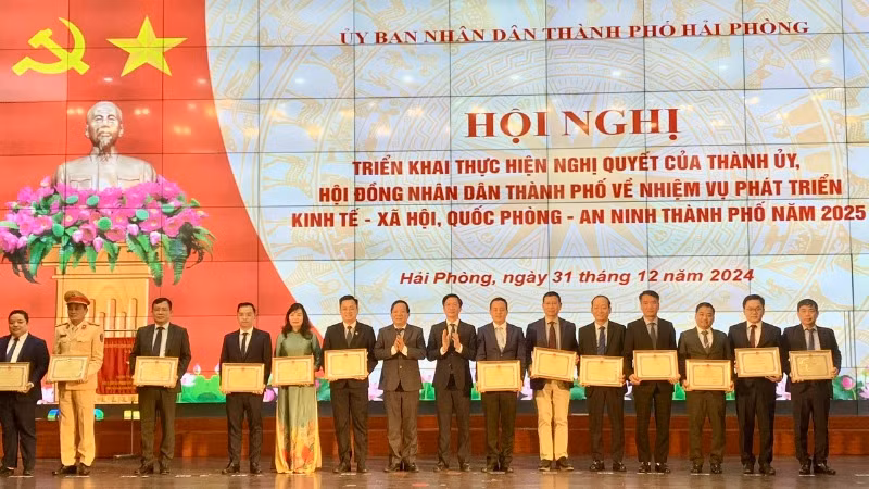 Các tập thể và cá nhân xuất sắc được Chủ tịch thành phố Hải Phòng tặng Bằng khen. Các tập thể và cá nhân xuất sắc được Chủ tịch thành phố Hải Phòng tặng Bằng khen.
