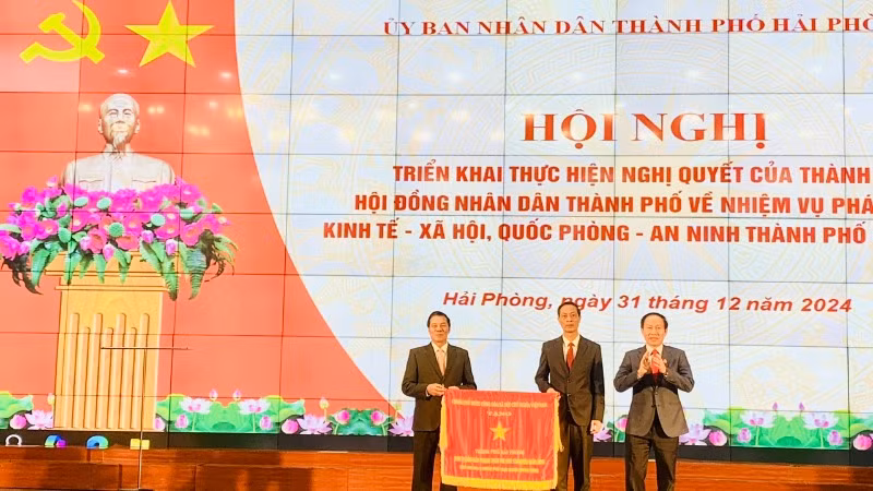 Lãnh đạo thành phố Hải Phòng đón nhận Cờ thi đua của Chính phủ.
