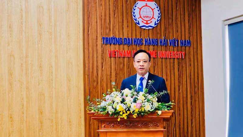 Phó Giáo sư, Tiến sĩ Phạm Xuân Dương, Hiệu trưởng Trường đại học Hàng hải Việt Nam phát biểu tại Hội thảo.