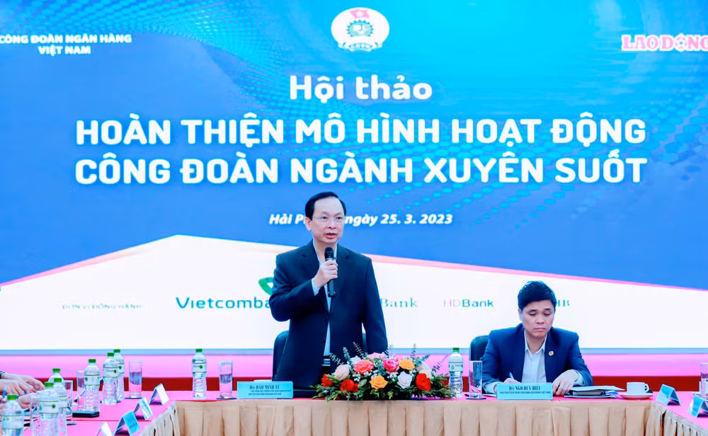 Phó Thống đốc Thường trực Ngân hàng Nhà nước Đào Minh Tú và Phó Chủ tịch Tổng Liên đoàn Lao động Việt Nam Ngọ Duy Hiểu chủ trì Hội thảo.