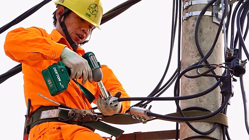 Trong nắng nóng, công nhân Điện lực Hải Phòng vẫn tập trung nâng cấp, khắc phục sự cố lưới điện bảo đảm cung cấp điện ổn định, an toàn cho người dân, doanh nghiệp.
