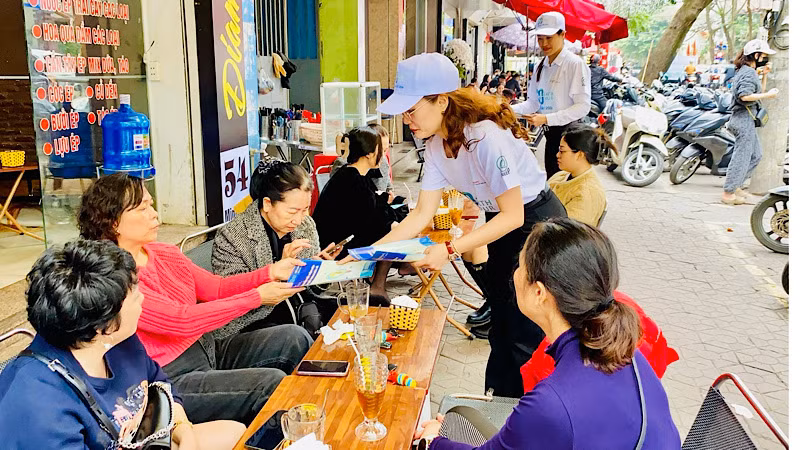 Nhân viên Điện lực Hải Phòng tuyên truyền, vận động các tầng lớp nhân dân thực hành tiết kiệm điện.