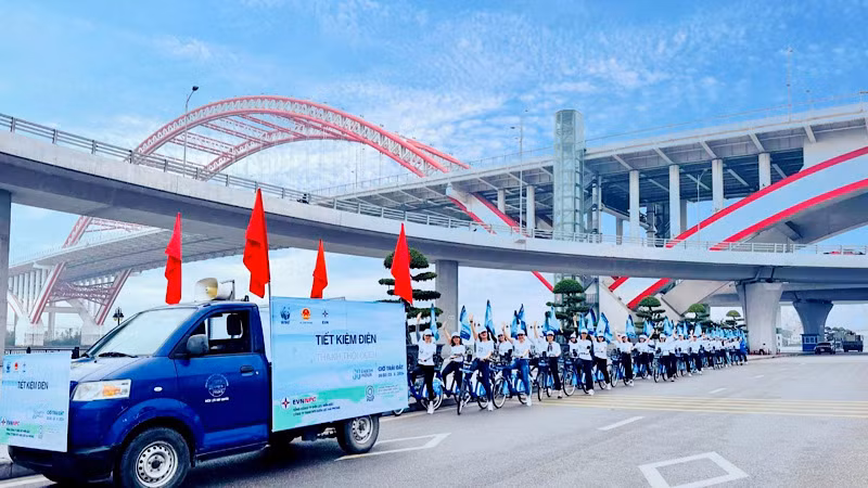 Tuyên truyền sử dụng tiết kiệm điện thường xuyên, liên tục.