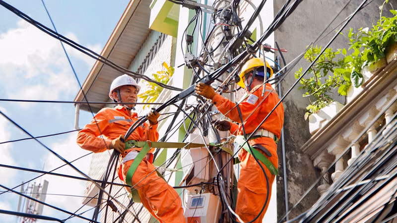 Khẩn trương khắc phục sự cố điện trong mùa nắng nóng.
