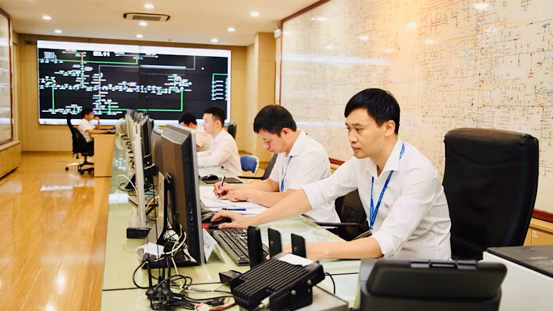 Cán bộ điều độ làm việc liên tục bảo đảm vận hành lưới điện an toàn trong nắng nóng.