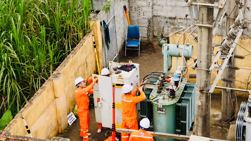 Nâng cấp các trạm biến áp đáp ứng nhu cầu phụ tải sử dụng điện gia tăng.