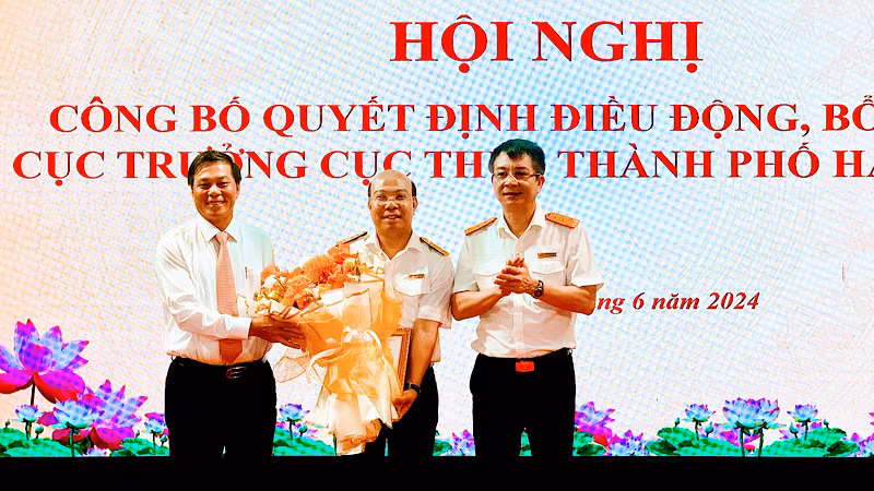 Tổng Cục trưởng Tổng cục Thuế Mai Xuân Thành trao Quyết định, Chủ tịch Ủy ban nhân dân thành phố Hải Phòng Nguyễn Văn Tùng tặng hoa chúc mừng tân Cục trưởng Cục Thuế thành phố Hải Phòng.