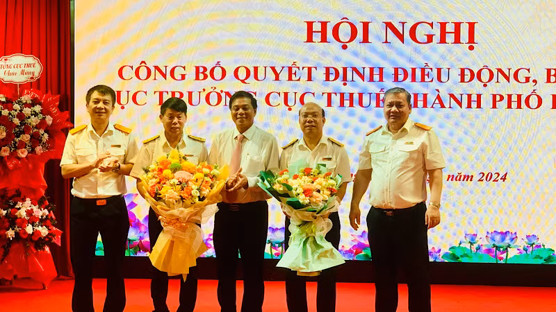Lãnh đạo thành phố Hải Phòng và Tổng cục Thuế chúc mừng hai Cục trưởng cục Thuế Hải Phòng và Quảng Ninh.