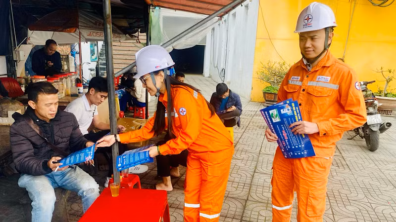 Hướng dẫn và vận động người dân sử dụng điện an toàn.