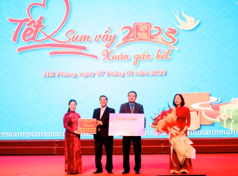 Chủ tịch Ủy ban nhân dân thành phố Hải Phòng trao 6 tỷ đồng cho Liên đoàn lao động thành phố chăm lo Tết cho công nhân, lao động.