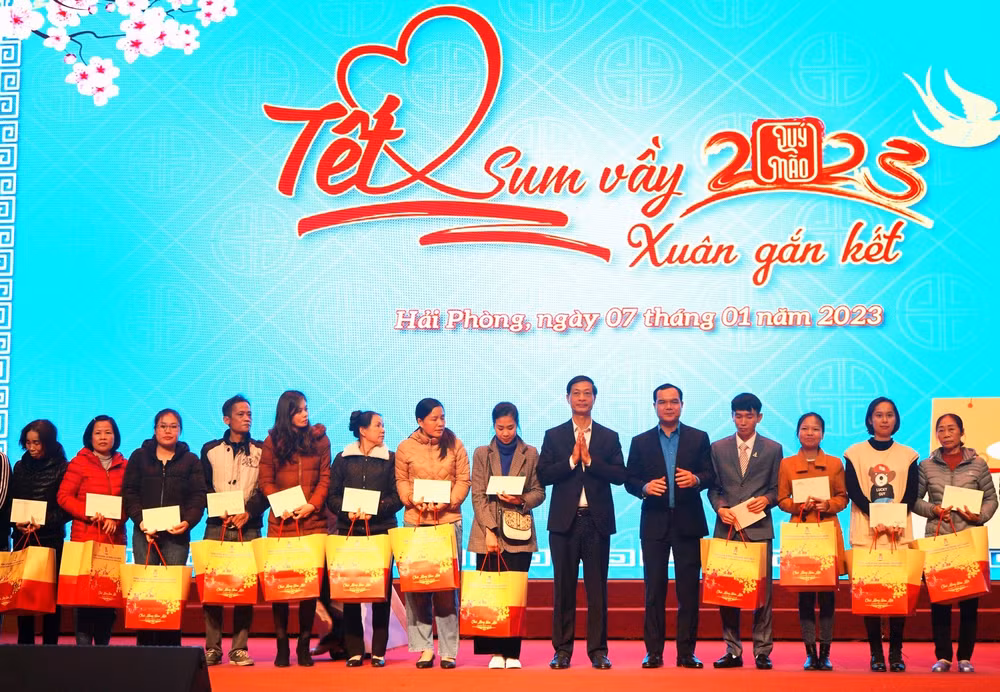 Lãnh đạo Tổng Liên đoàn Lao động Việt Nam và lãnh đạo thành phố Hải Phòng trao quà Tết tặng công nhân, lao động.