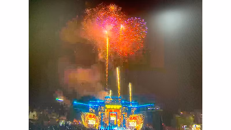 Màn pháo hoa mãn nhãn lúc giao thừa Tết dương lịch. Màn pháo hoa mãn nhãn lúc giao thừa Tết dương lịch.