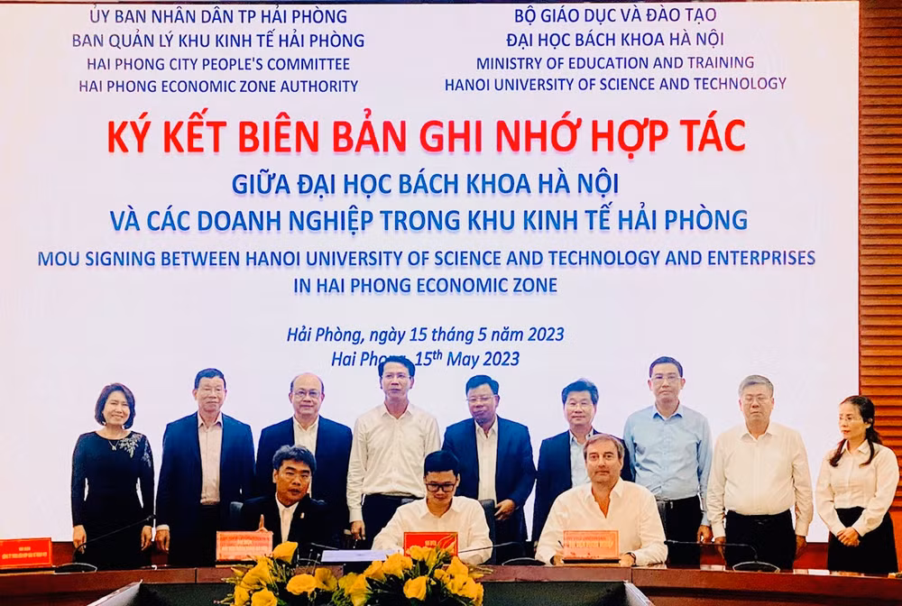 Lãnh đạo các trường thuộc Đại học Bách khoa ký kết hợp tác với các doanh nghiệp trong Khu Kinh tế Hải Phòng.