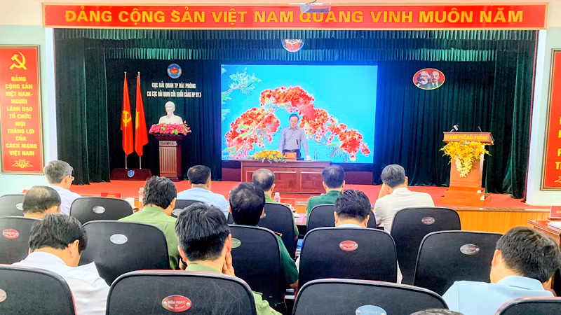Phó Thủ tướng Trần Lưu Quang chủ trì làm việc với thành phố Hải Phòng tại Chi cục Hải quan cửa khẩu cảng Hải Phòng khu vực 3.