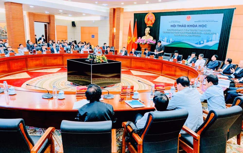 Quang cảnh hội thảo tìm giải pháp xử lý, tiêu thụ bã thải của Nhà máy DAP Đình Vũ.