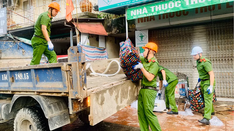 Lực lượng công an hỗ trợ người dân di chuyển tài sản.