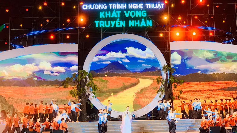 Tiết mục ca ngợi quê hương đất nước.