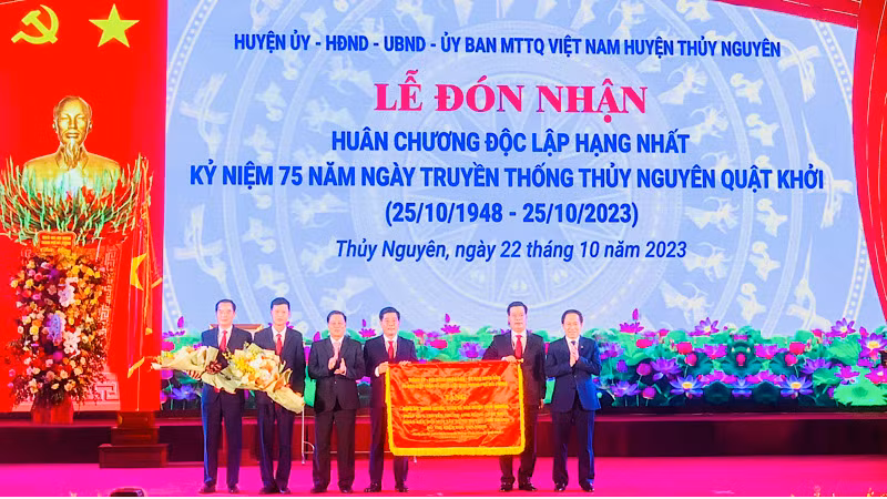 Lãnh đạo thành phố Hải Phòng trao bức trướng của Thành ủy, Hội đồng nhân dân, Ủy ban nhân dân thành phố tặng Đảng bộ, chính quyền, quân và dân huyện Thủy Nguyên.