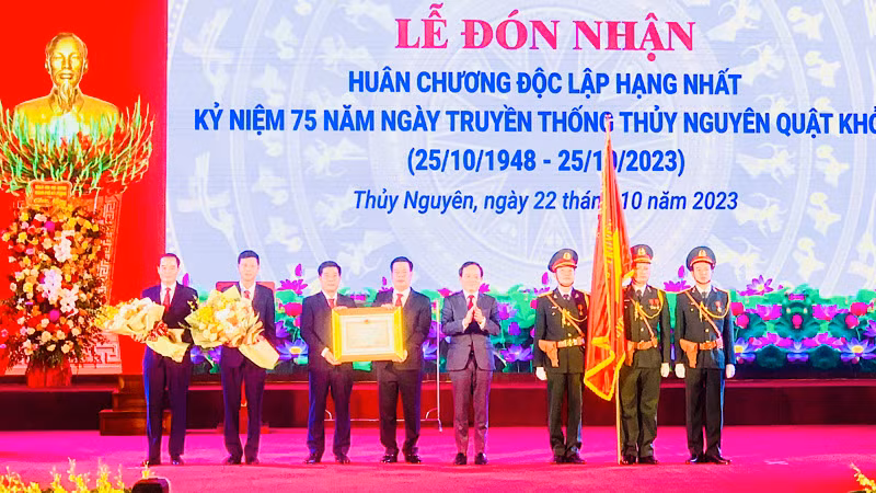 Phó Thủ tướng Chính phủ Trần Lưu Quang trao Huân chương Độc lập hạng Nhất tặng Đảng bộ, chính quyền và nhân dân huyện Thủy Nguyên.