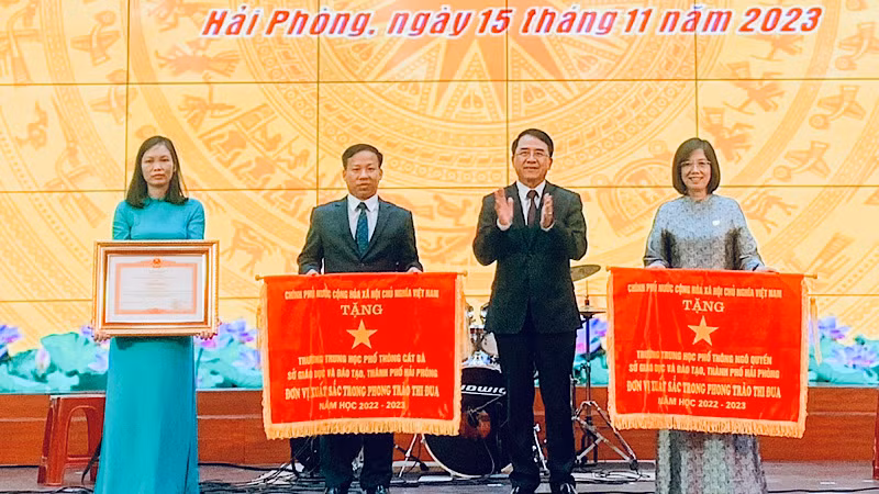 2 đơn vị đón nhận Cờ thi đua của Chính phủ và 1 cá nhân đón nhận Bằng khen của Thủ tướng Chính phủ.