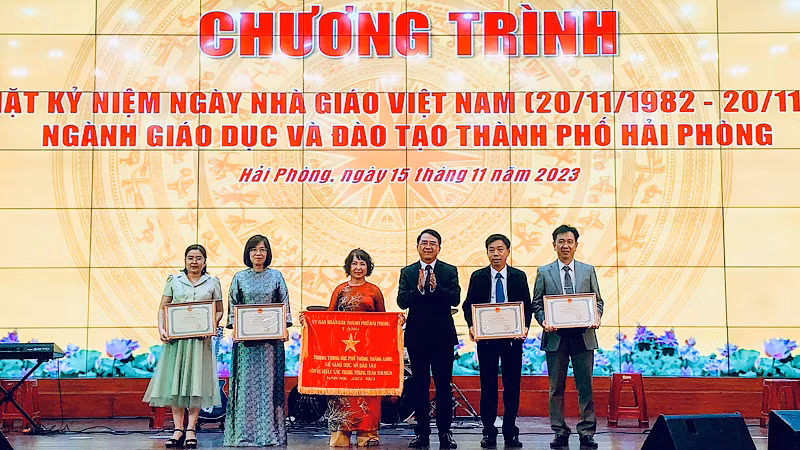 Lãnh đạo thành phố Hải Phòng trao cờ thi đua và Bằng khen tặng các tập thể có thành tích xuất sắc.