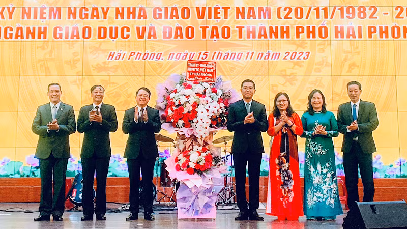 Lãnh đạo thành phố trao lẵng hoa của Thành ủy, Hội đồng nhân dân, Ủy ban nhân dân, Ủy ban Mặt trận Tổ quốc thành phố, tặng đội ngũ cán bộ, giáo viên ngành giáo dục, đào tạo Hải Phòng.