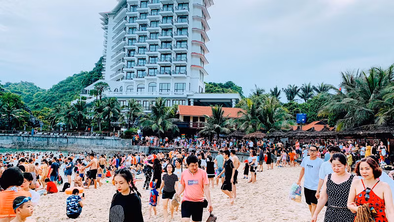 Cát Bà luôn hấp dẫn và là điểm đến của đông đảo khách du lịch. Cát Bà luôn hấp dẫn và là điểm đến của đông đảo khách du lịch.