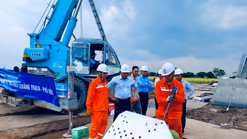 Lãnh đạo Tập đoàn Điện lực Việt Nam kiểm tra công tác thi công tại vị trí cột néo đôi 213 của Đội xung kích Điện lực Hải Phòng phối hợp thi công. Lãnh đạo Tập đoàn Điện lực Việt Nam kiểm tra công tác thi công tại vị trí cột néo đôi 213 của Đội xung kích Điện lực Hải Phòng phối hợp thi công.
