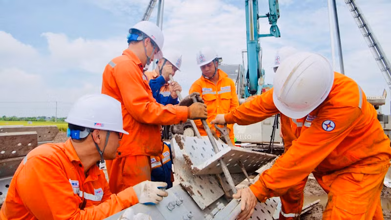 Đội xung kích của Công ty Điện lực Hải Phòng đang tập trung tham gia thi công dự án đường dây 500kV mạch 3 Quảng Trạch-Phố Nối.