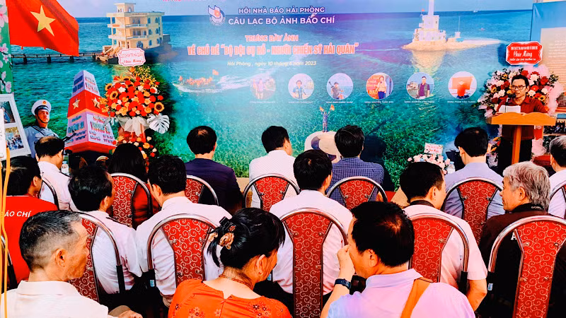 Quang cảnh khai mạc trưng bày ảnh "Bộ đội Cụ Hồ- Người chiến sĩ hải quân".