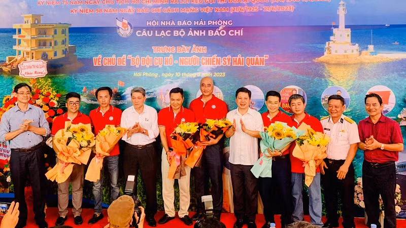 Ban tổ chức chúc mừng các nghệ sĩ có ảnh trưng bày.