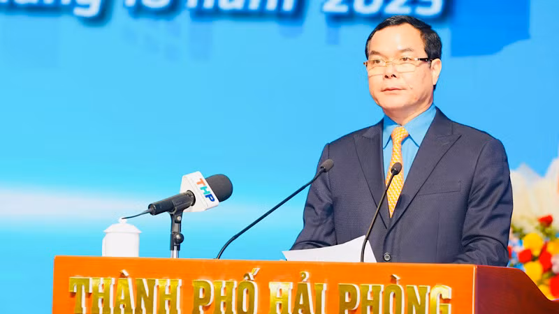 Chủ tịch Tổng Liên đoàn Lao động Việt Nam Nguyễn Đình Khang phát biểu tại Đại hội. Chủ tịch Tổng Liên đoàn Lao động Việt Nam Nguyễn Đình Khang phát biểu tại Đại hội.