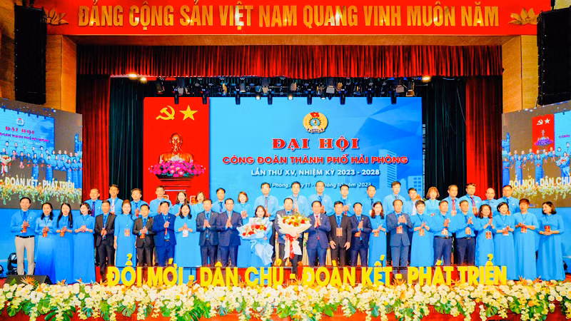 Ban chấp hành Liên đoàn lao động thành phố Hải Phòng khóa 15, nhiệm kỳ 2023-2028 ra mắt Đại hội. Ban chấp hành Liên đoàn lao động thành phố Hải Phòng khóa 15, nhiệm kỳ 2023-2028 ra mắt Đại hội.