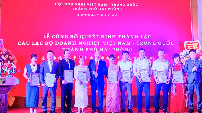Trao quyết định công nhận thành viên Câu lạc bộ Doanh nghiệp Việt Nam-Trung Quốc thành phố Hải Phòng cho các doanh nghiệp. 