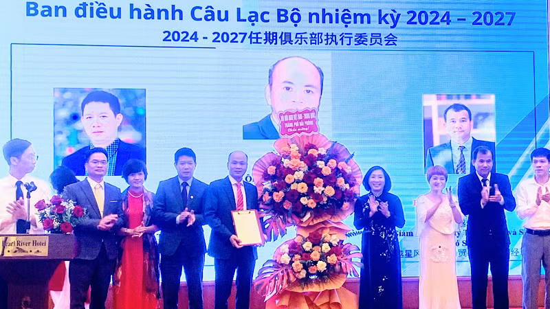 Trưởng Ban Tuyên giáo Thành ủy Hải Phòng, Chủ tịch Hội hữu nghị Việt Nam-Trung Quốc thành phố Hải Phòng Đào Khánh Hà trao Quyết định thành lập Câu lạc bộ cho Ban điều hành. Trưởng Ban Tuyên giáo Thành ủy Hải Phòng, Chủ tịch Hội hữu nghị Việt Nam-Trung Quốc thành phố Hải Phòng Đào Khánh Hà trao Quyết định thành lập Câu lạc bộ cho Ban điều hành.