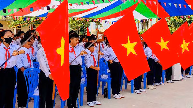 Học sinh các trường học trên địa bàn Hải Phòng tưng bừng chào đón năm học mới.