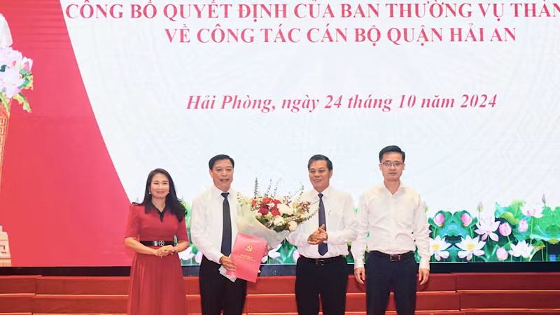 Lãnh đạo thành phố Hải Phòng trao Quyết định và chúc mừng tân Phó Bí thư Quận ủy Hải An. Lãnh đạo thành phố Hải Phòng trao Quyết định và chúc mừng tân Phó Bí thư Quận ủy Hải An.
