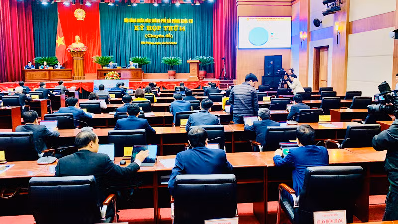 Các đại biểu nhấn nút biểu quyết thông qua các nghị quyết. Các đại biểu nhấn nút biểu quyết thông qua các nghị quyết.