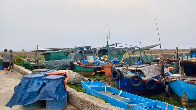 Các tàu của ngư dân đã được đưa lên bờ đảo Bạch Long Vĩ tránh bão số 3.