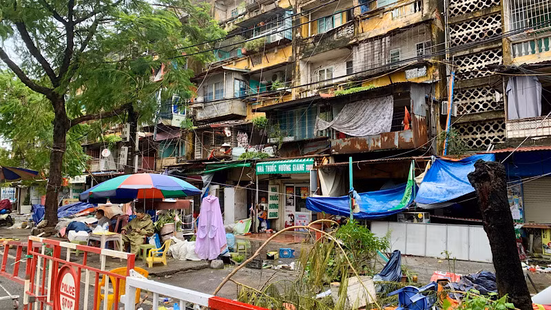 Toàn bộ người dân khu nhà 5 tầng nguy hiểm A7 Vạn Mỹ (quận Ngô Quyền) đã được sơ tán an toàn.