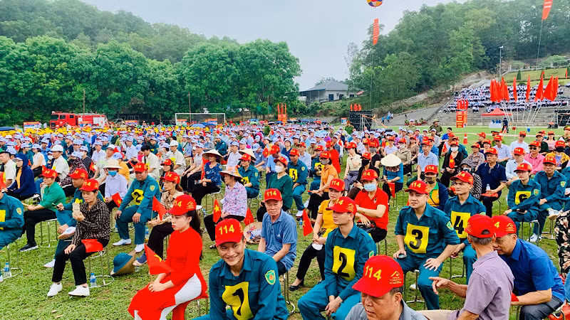 Đông đảo người dân tham gia Hội thi nghiệp vụ chữa cháy và cứu nạn, cứu hộ "Tổ liên gia an toàn phòng cháy, chữa cháy" huyện Thủy Nguyên năm 2024. Đông đảo người dân tham gia Hội thi nghiệp vụ chữa cháy và cứu nạn, cứu hộ "Tổ liên gia an toàn phòng cháy, chữa cháy" huyện Thủy Nguyên năm 2024.