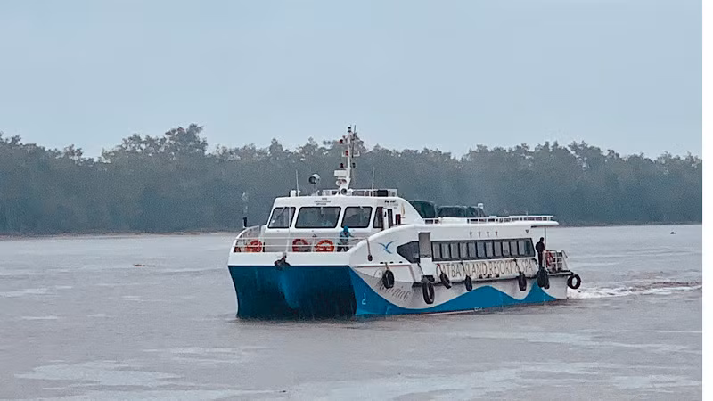 Tàu cao tốc vận chuyển hành khách trên tuyến Hải Phòng-Cát Bà và ngược lại.
