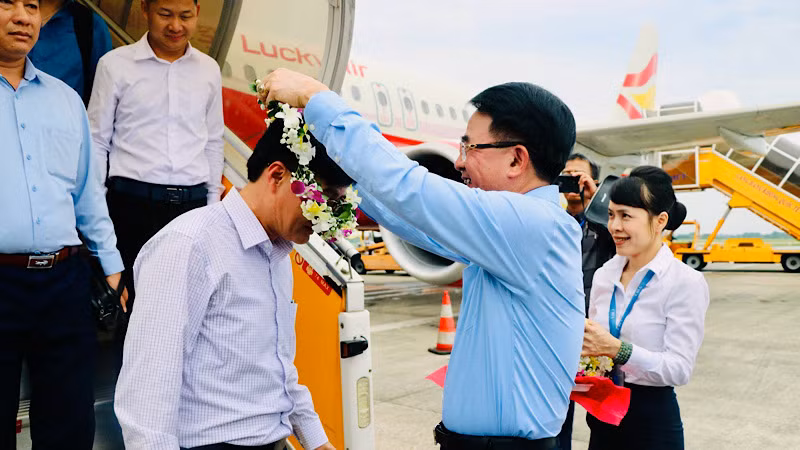 Lãnh đạo thành phố Hải Phòng trao hoa tặng các hành khách trên chuyến bay đầu tiên.