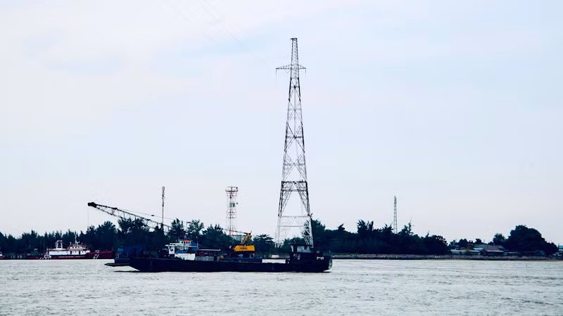 Điện lực Hải Phòng nỗ lực tập trung nhân lực, phương tiện, thiết bị sớm hoàn thành thay thế gần 2km đường cấp điện vượt biển bị đứt.