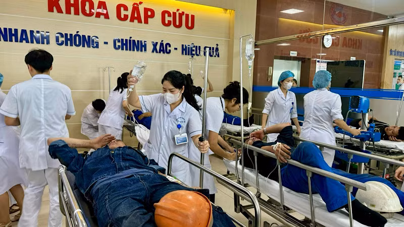 Các công nhân nghi ngộ độc thực phẩm được điều trị tại Bệnh viện Hữu nghị Việt-Tiệp