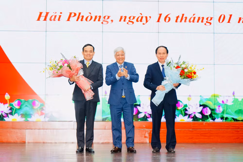 Đồng chí Đỗ Văn Chiến, Bí thư Trung ương Đảng, Chủ tịch Ủy ban Trung ương MTTQ Việt Nam tặng hoa chúc mừng đồng chí Trần Lưu Quang, Phó Thủ tướng Chính phủ và đồng chí Lê Tiến Châu, tân Bí thư Thành ủy Hải Phòng