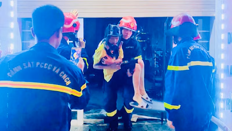 Lực lượng chức năng kịp thời đưa 3 nạn nhân ra nơi an toàn.