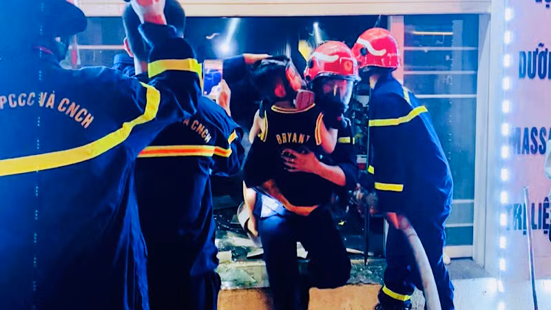 Các nạn nhân đã nhanh chóng được tìm kiếm và đưa ra nơi an toàn. Các nạn nhân đã nhanh chóng được tìm kiếm và đưa ra nơi an toàn.