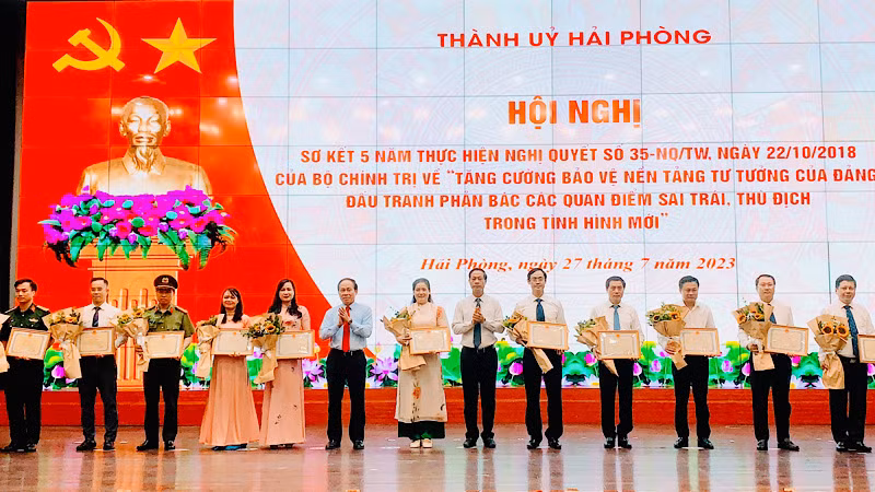Lãnh đạo thành phố Hải Phòng trao Bằng khen tặng các tập thể có thành tích xuất sắc trong công tác bảo vệ nền tảng tư tưởng của Đảng.