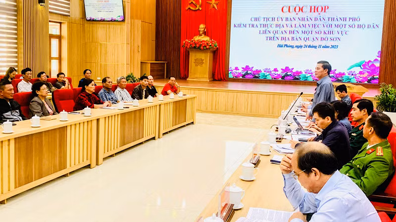 Chủ tịch thành phố Hải Phòng đối thoại với đại diện các hộ kinh doanh.